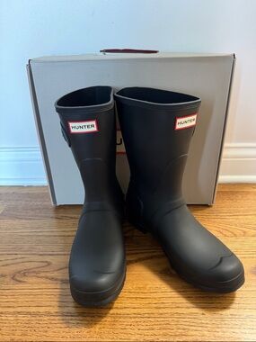 NIB Women’s Hunter Matte Black Mid-Calf Waterproof Boots size 10M